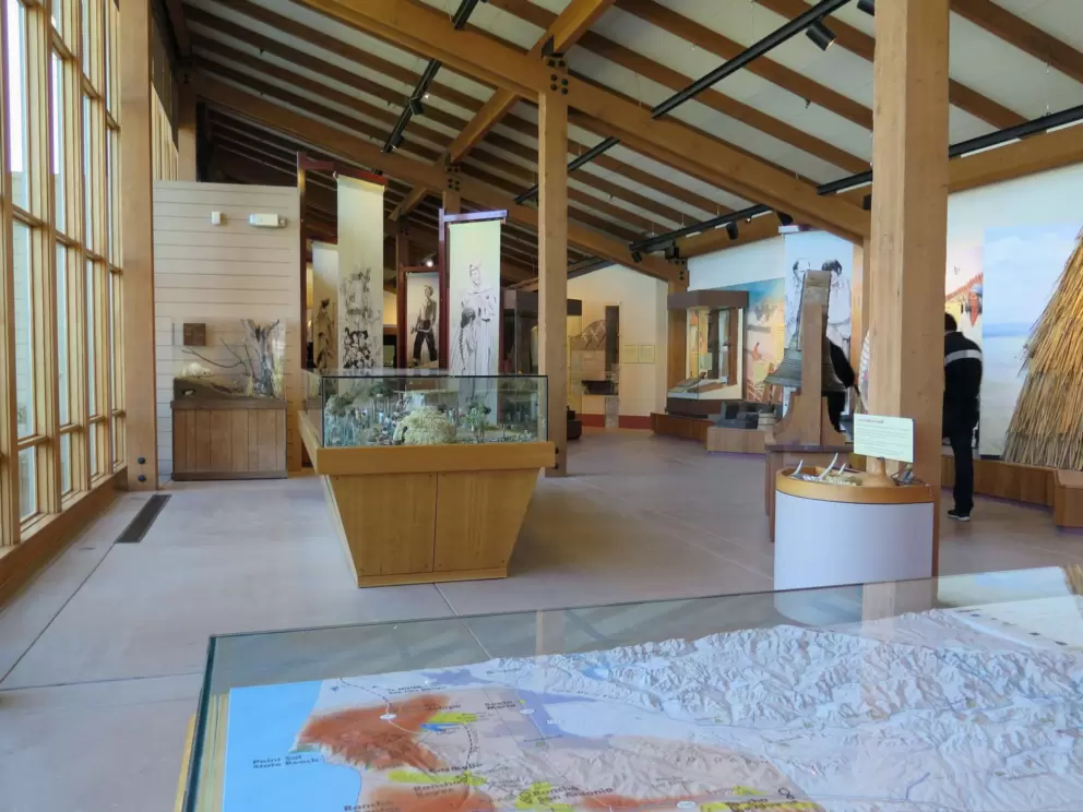 Map showing the coastline and mountains.