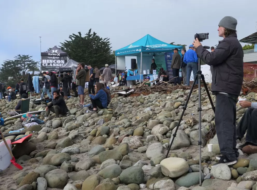 Filming some waves with a camera and tripod.
