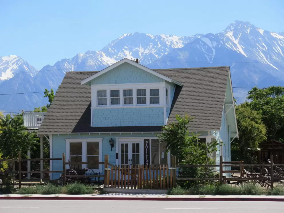 A cute house with incredible mountain views, in Independence CA, 15 minutes north.