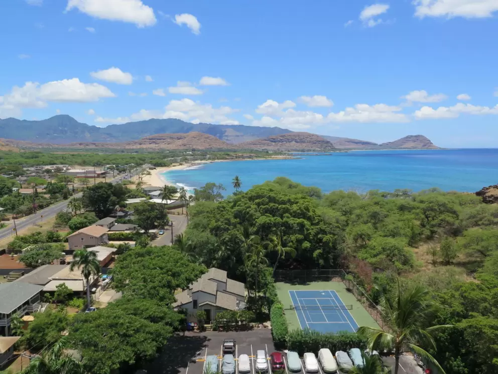 View to the south, from Hawaiian Princess condo walkway.