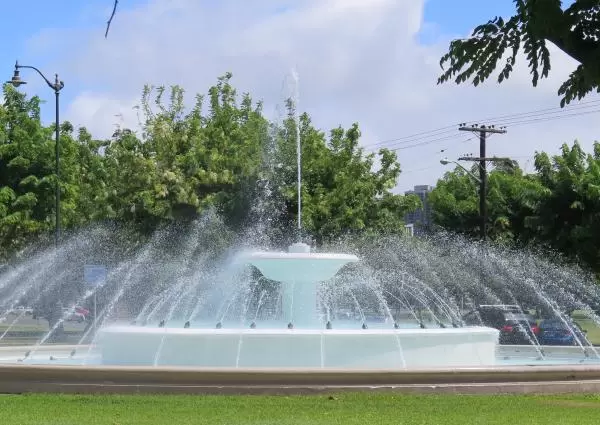 The fountain in the roundabout at Kapiolani Park.