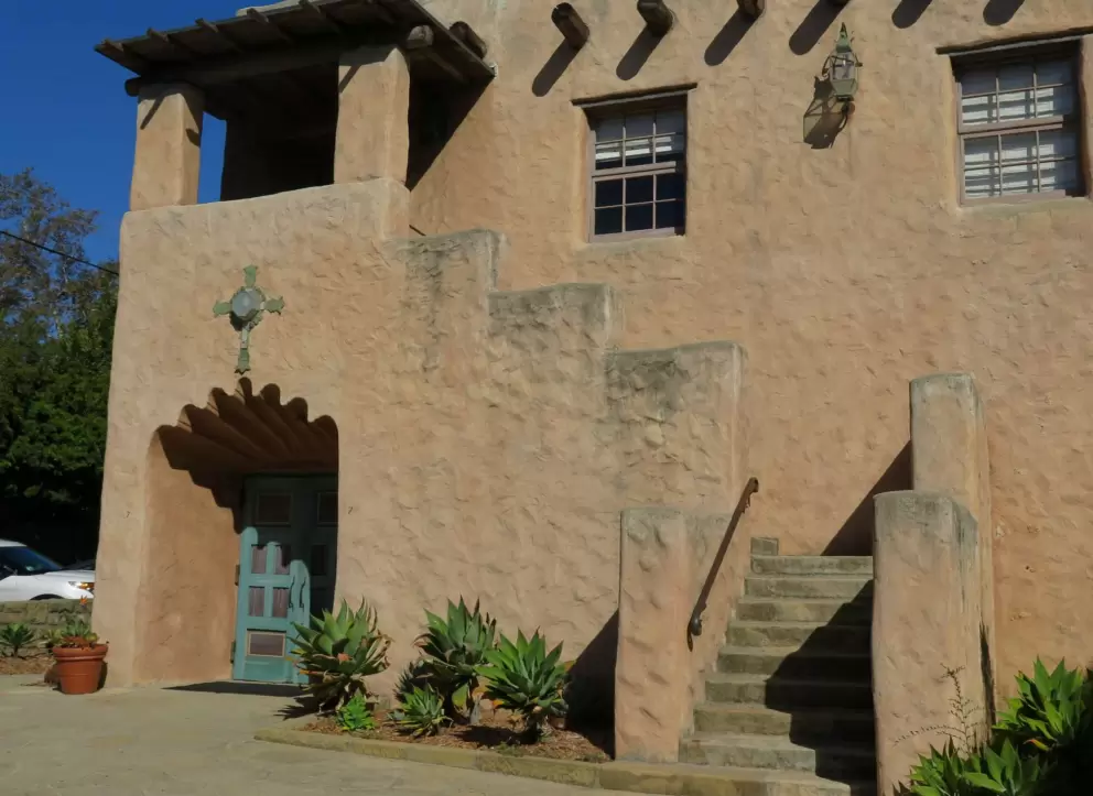 From the side garden you see a lovely scalloped doorway.