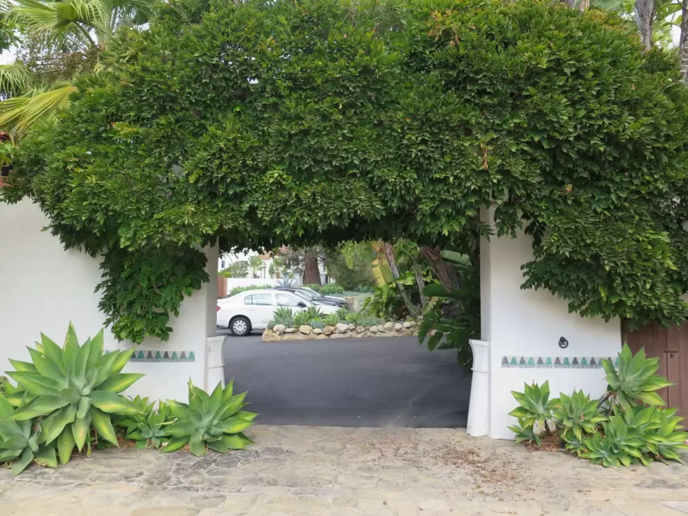 Entrance to the courtyard by the workshop.