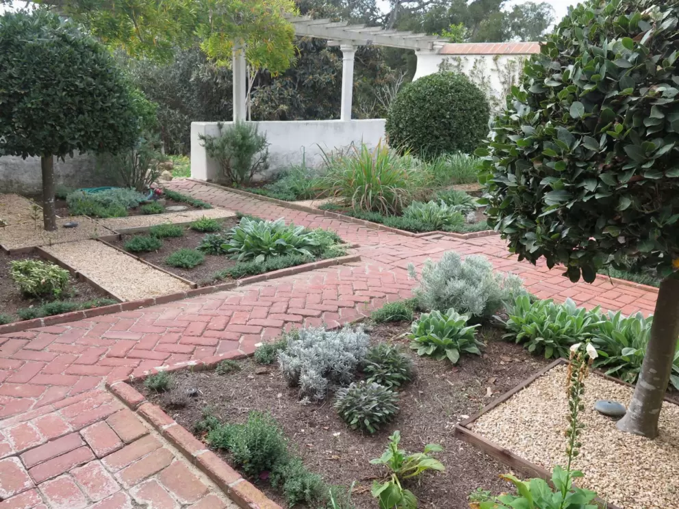 Herb garden. I want a herb garden like this!
