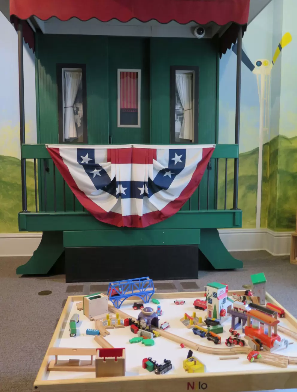 Train room that little kids will like.