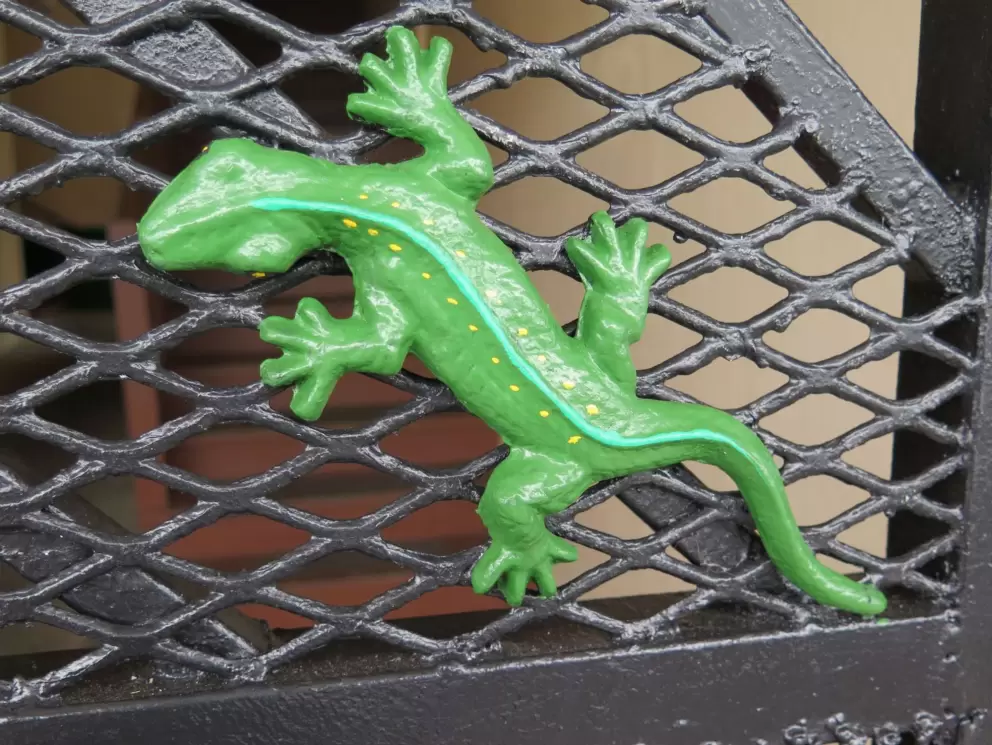 Fence with gecko decoration.
