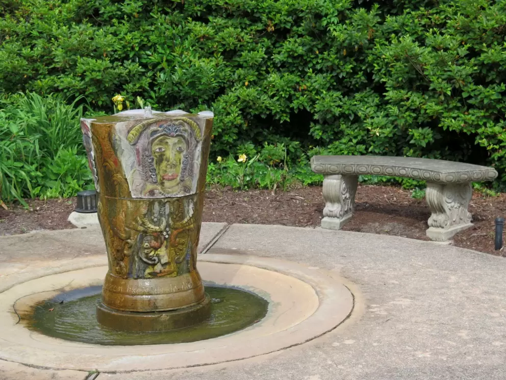 Fountain and bench, in a circle.