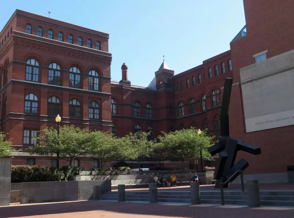 Side courtyard of the museum.