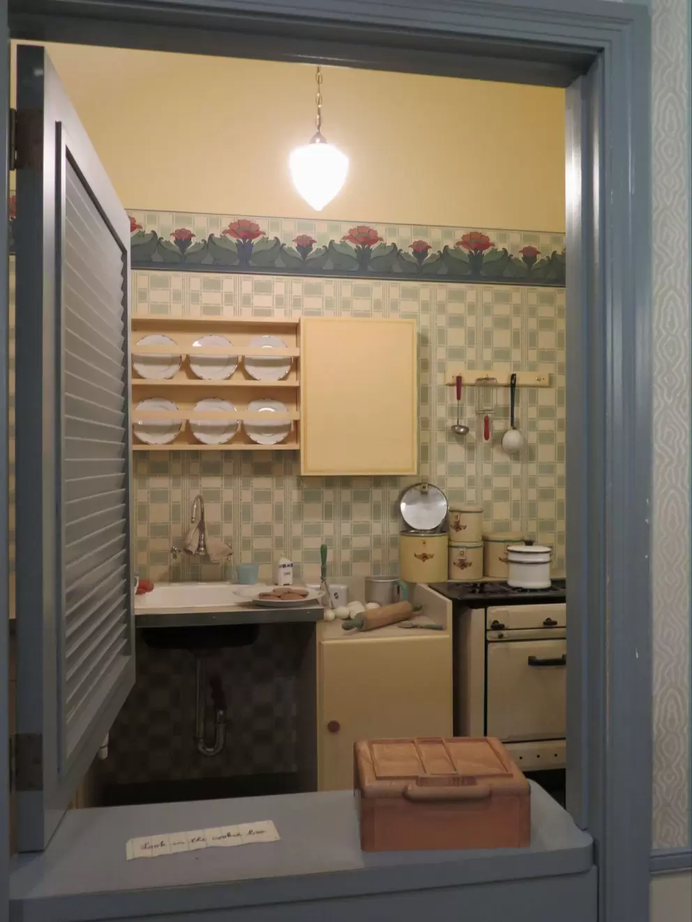 Look in the cookie box. This is Daniel's nice house before he was sent away.