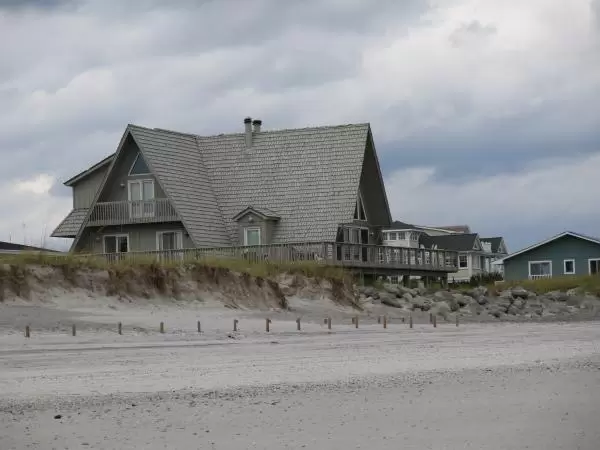 Cute beachhouse north of the pier.