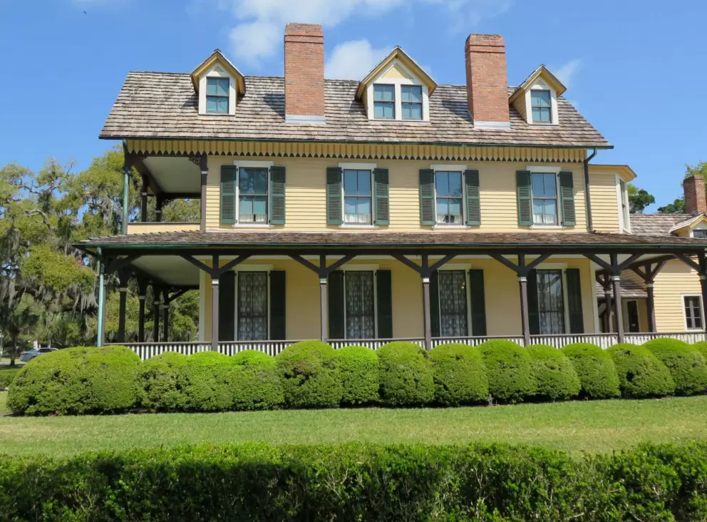 Cottage and hedges.