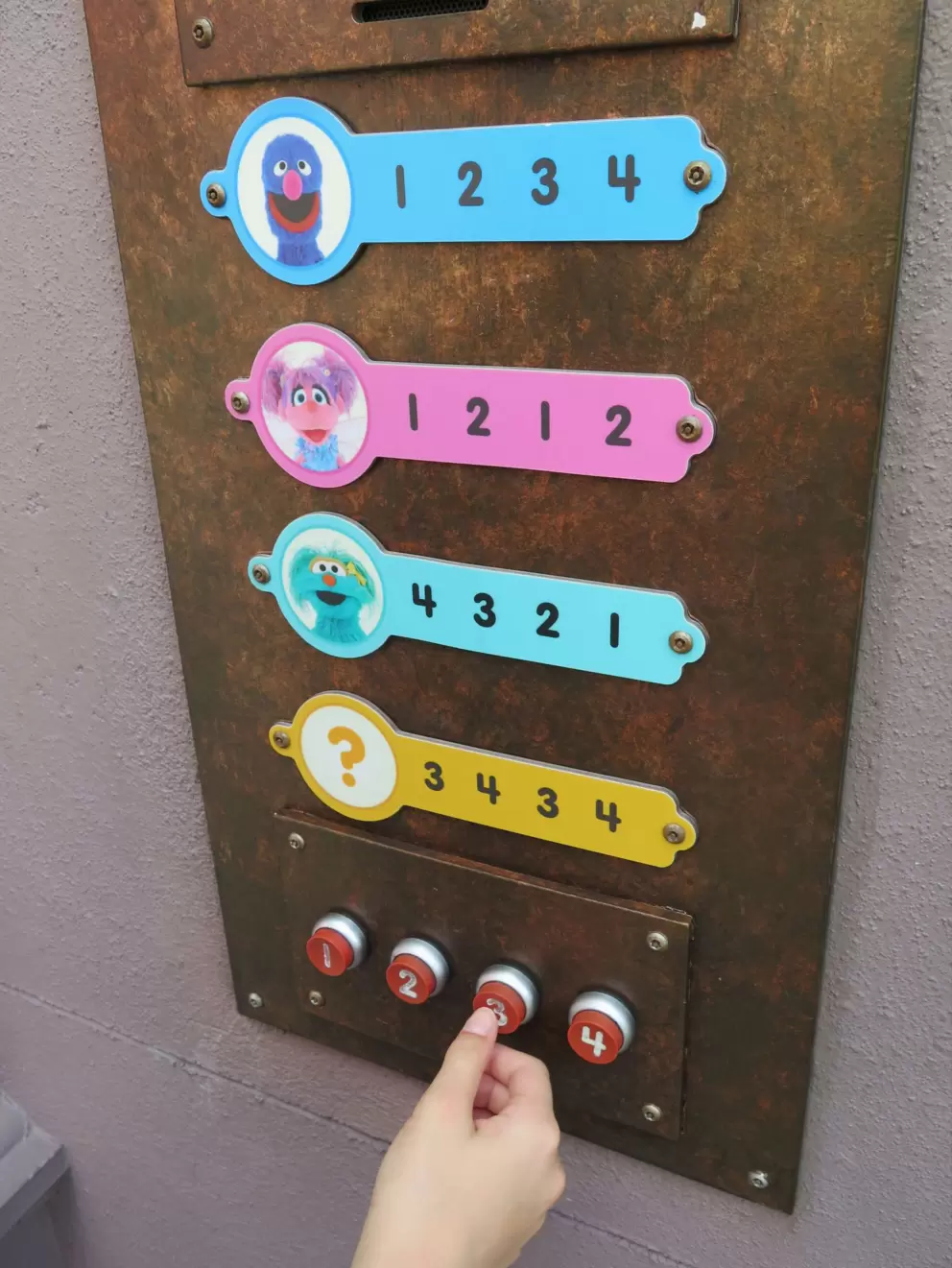 Push the right door combination to hear the characters speak.
