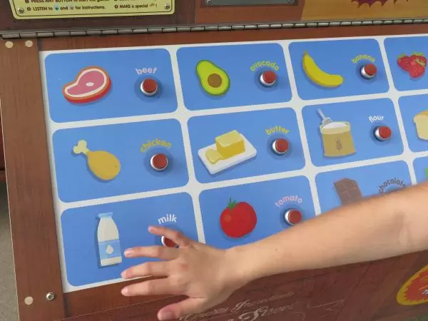 Push on the foods you'd like to add to your imaginary pizza and hear Cookie Monster eat it!