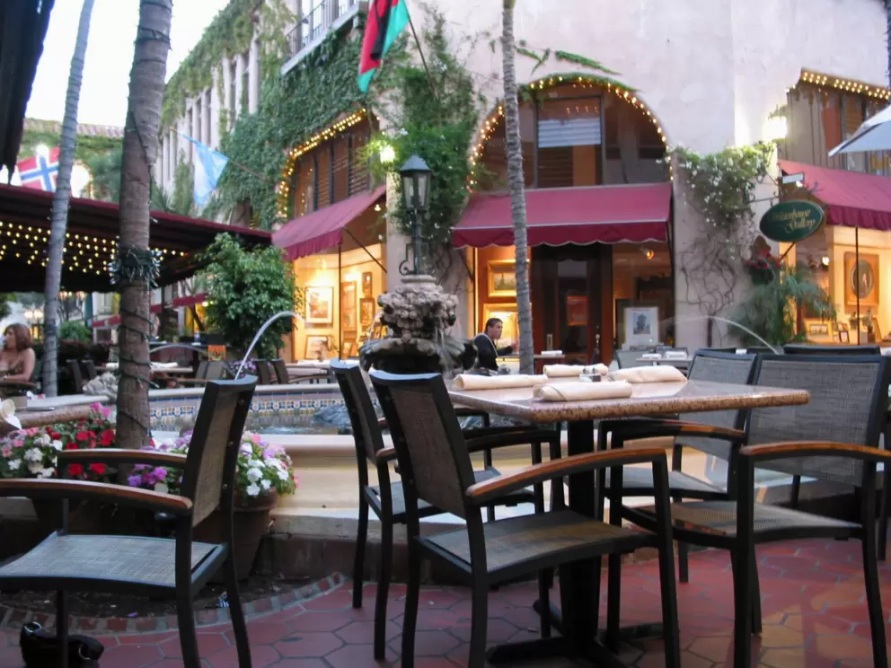 The fountain area, where restaurants come and go.