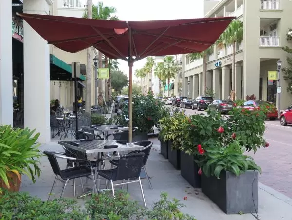 Sidewalk cafe on New Broad Street.