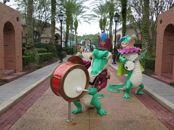 Alligator drummer and banjo player.