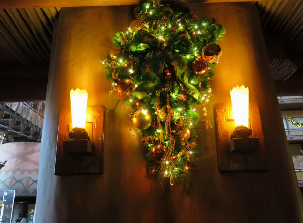Christmas wreath and lamps.