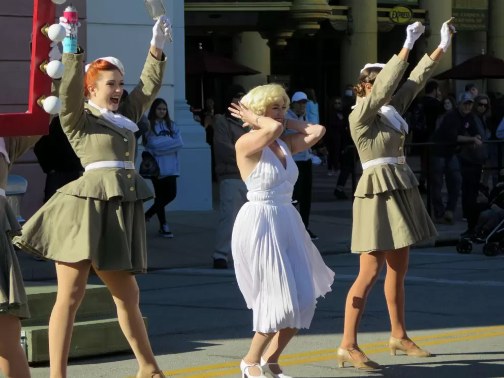 Marilyn Monroe and dancers.