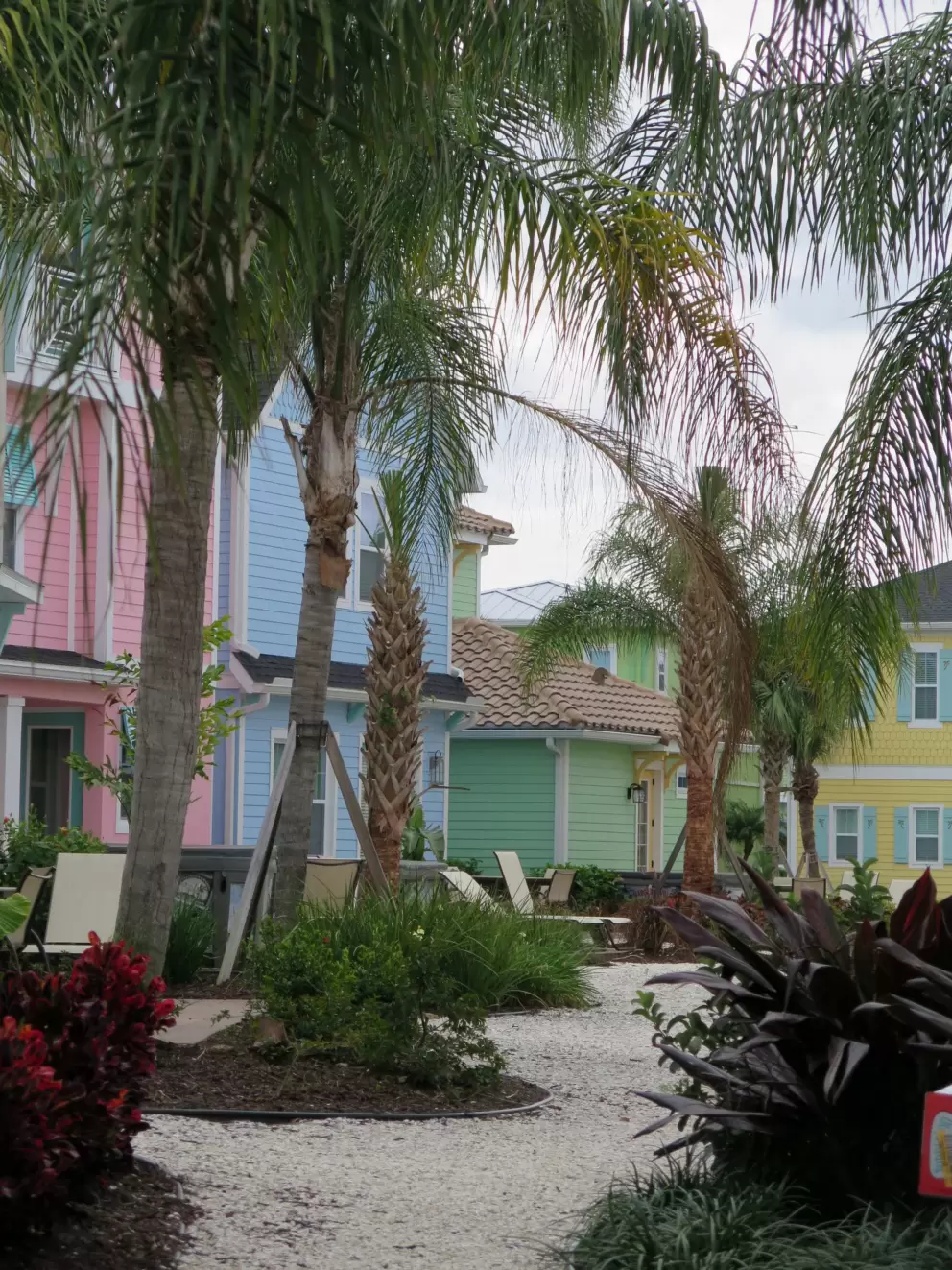 White sand and pebbles between the houses.