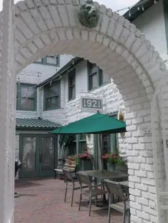 1921, a cool restaurant with rotating art.