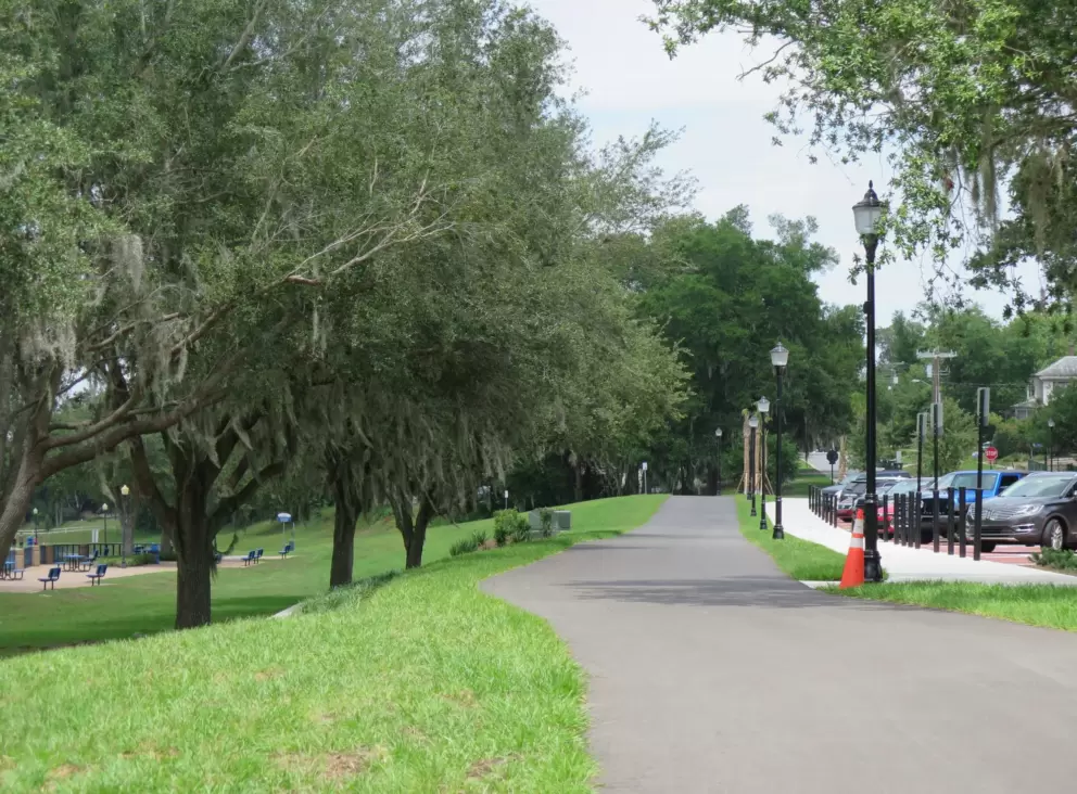 Bike trail that runs along the hill above 8th Street Pier.