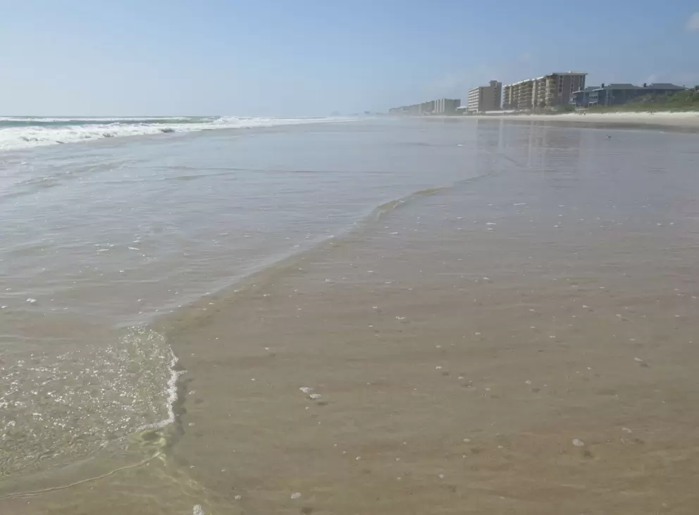Adorable waves that meet each other in different directions.