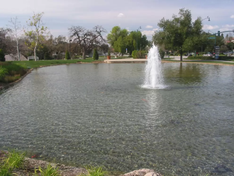 The fountain in the middle of the lake. 