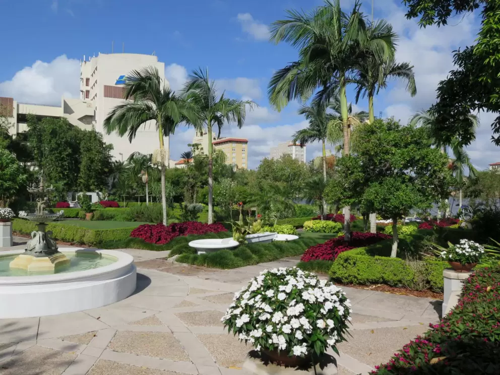 Ball of white impatiens and fountain.