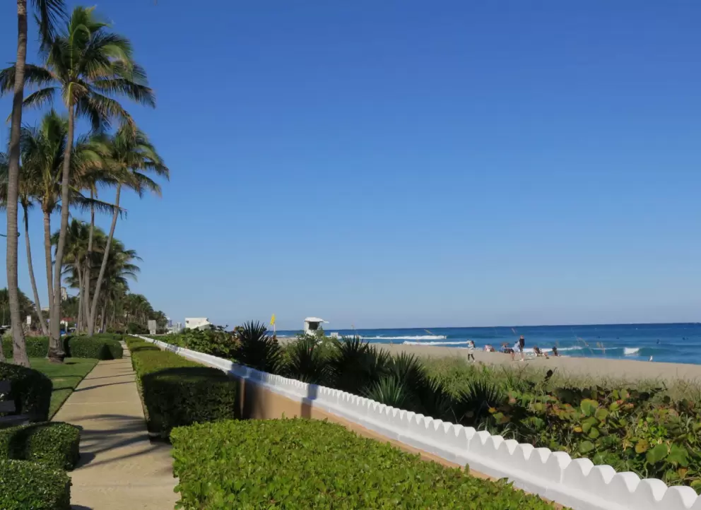 The incredible views from the sidewalk.