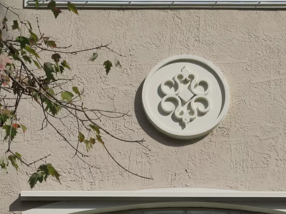 Cute round decoration on an Osceola Woods townhouse.