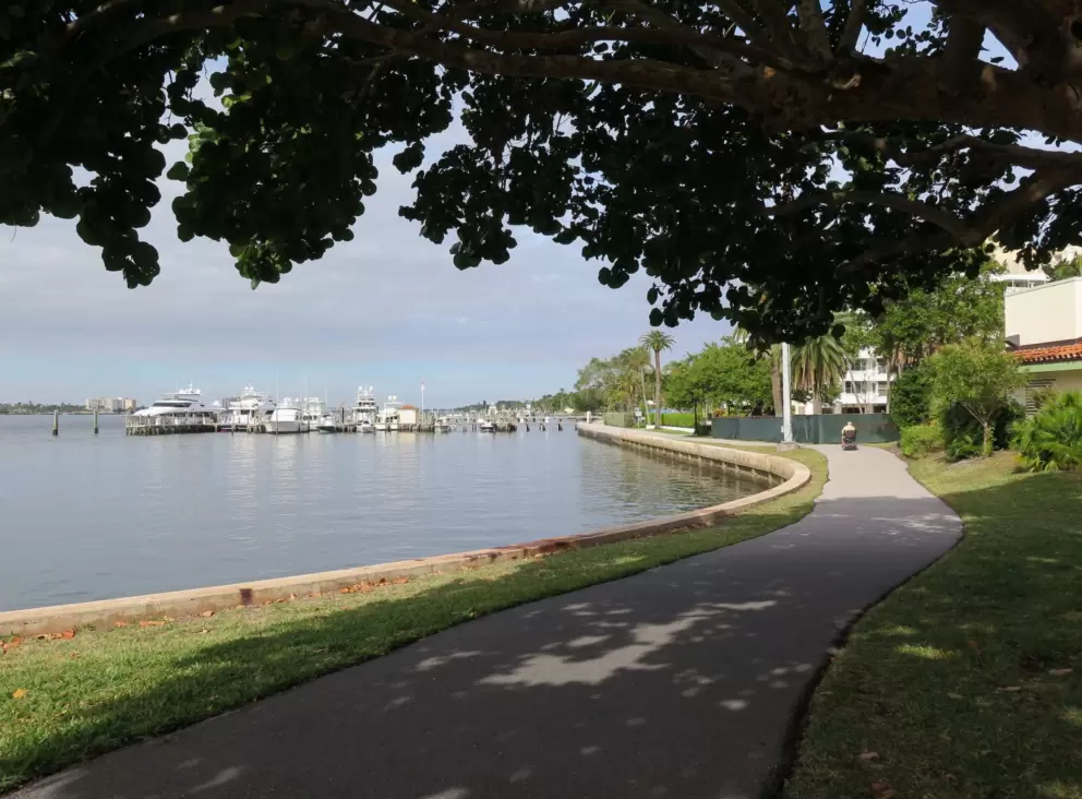 The beginning of the North Lake Trail, at Bradley Park.
