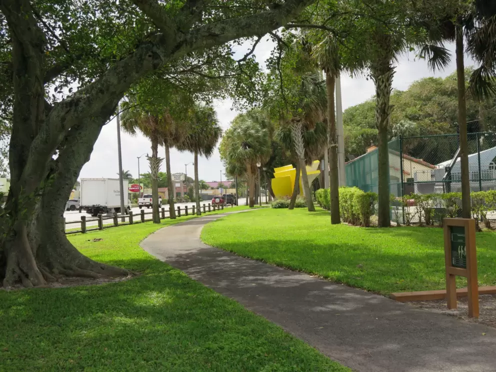 The walking path as it continues past Dixie Hwy.