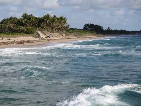The beach reminds me of Hawaii.
