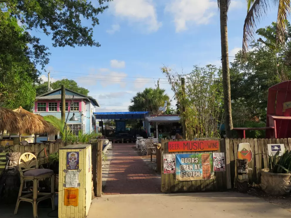 Entrance to Terra Fermata, where you can catch some live music outdoors.