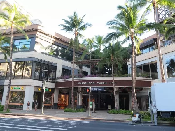 The entrance on Kalakaua Ave.
