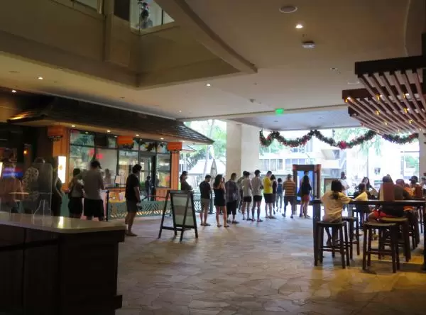 Long line at Kona Coffee during covid (Nov 2021). It's quite hard to get food in Waikiki. 