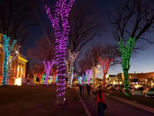 Christmas lights at the Courthouse Plaza.