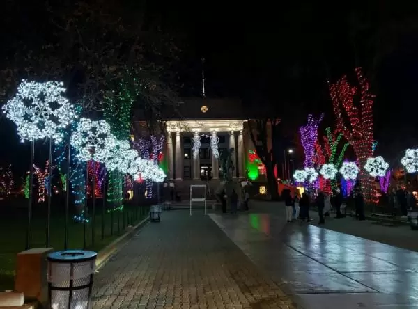 Lovely Christmas lights at the Courthouse Plaza. 