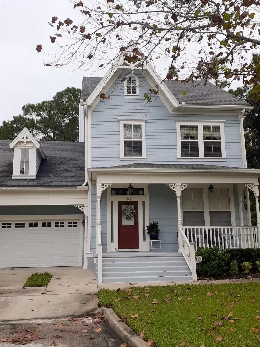 I love this blue house on Pondview Ct!