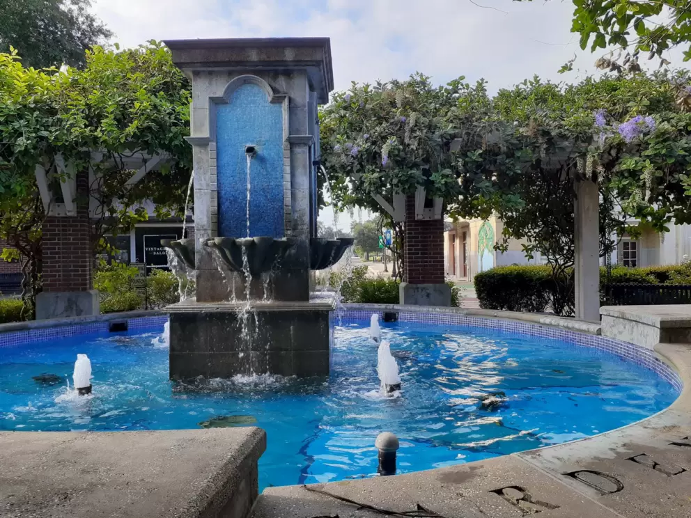 Fountain with beautiful hues, in the middle of Plant Street.