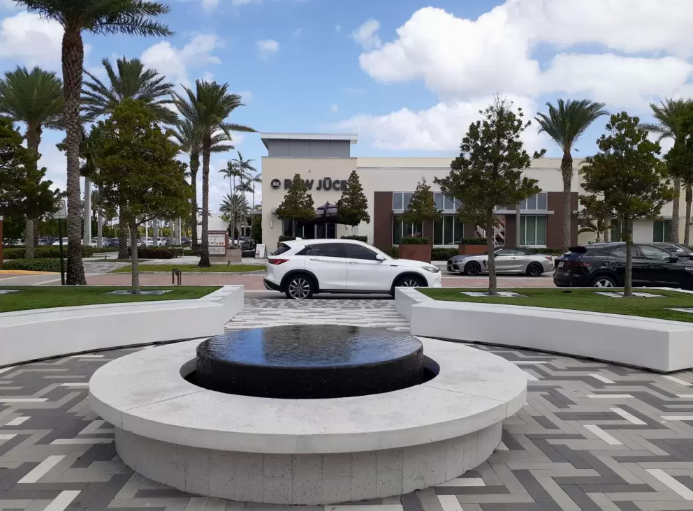 Public space with fountain, and Raw Juce in the distance. This area needs some shade.