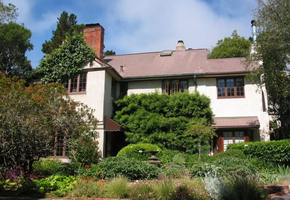 Old Monterey Inn, on a slope above the garden.