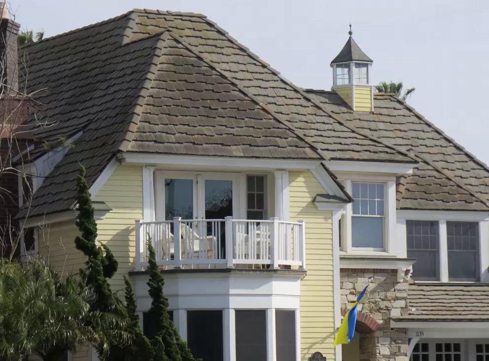 Yellow house with pretty features.