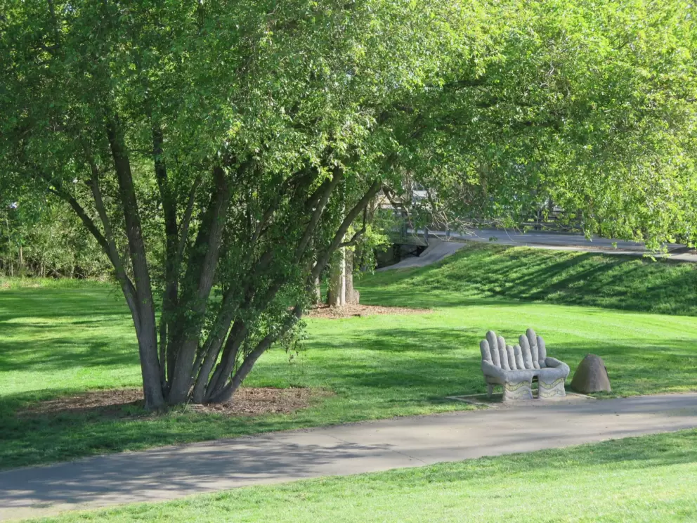 Bench like two hands.
