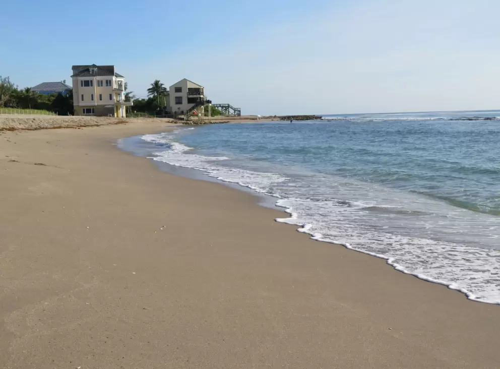 Beach houses at Bathtub Beach, and perfect sand. 