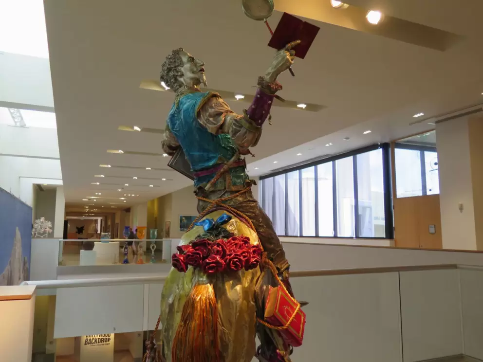 I like the roses on this sculpture.
