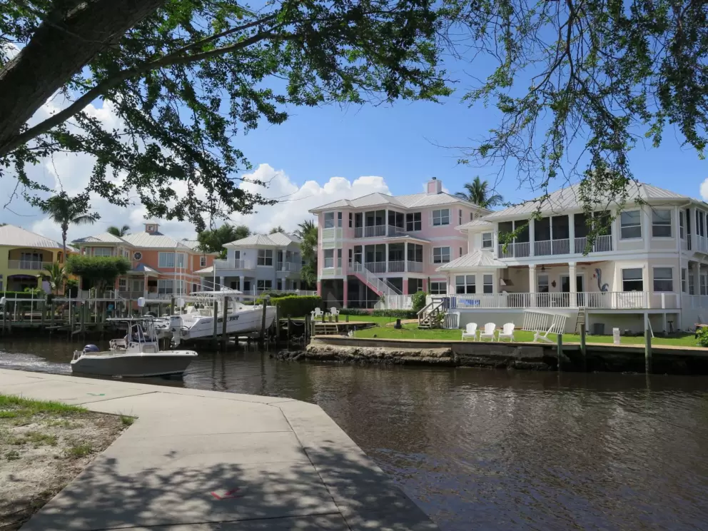 You can see the houses across the canal.
