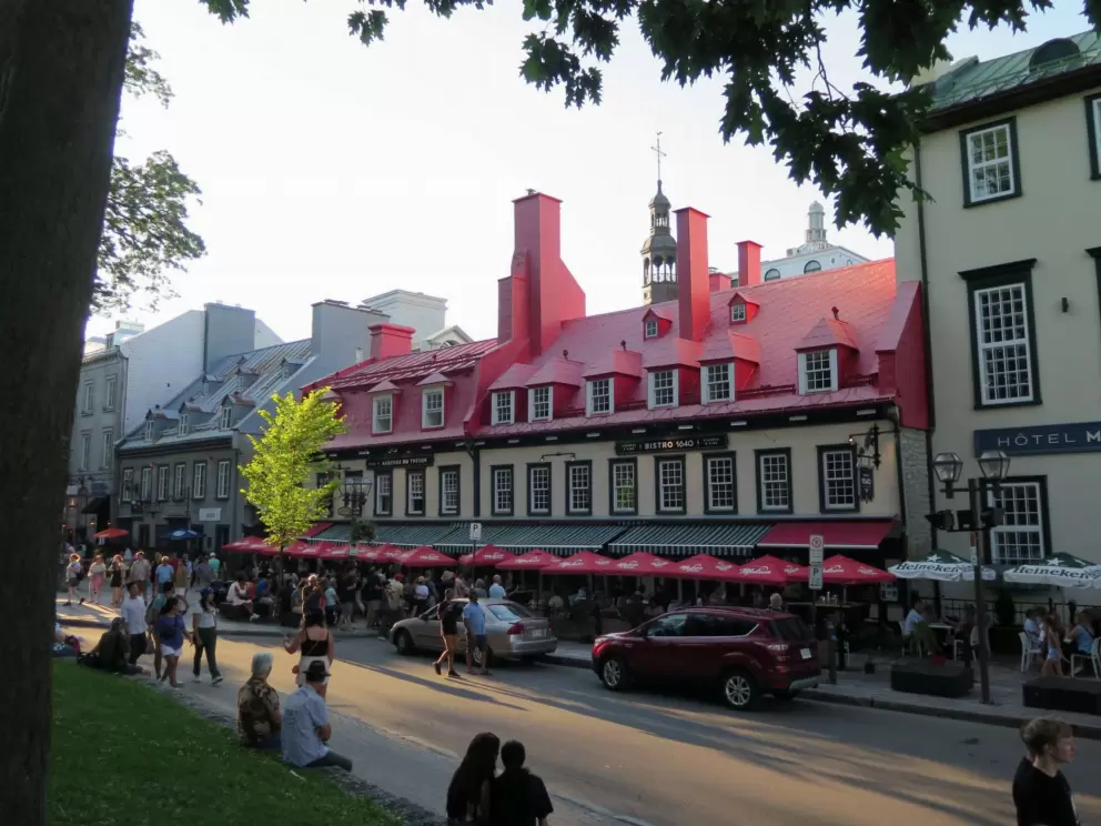 1640 Bistro, with its red roof on Rue Sainte-Anne. 
