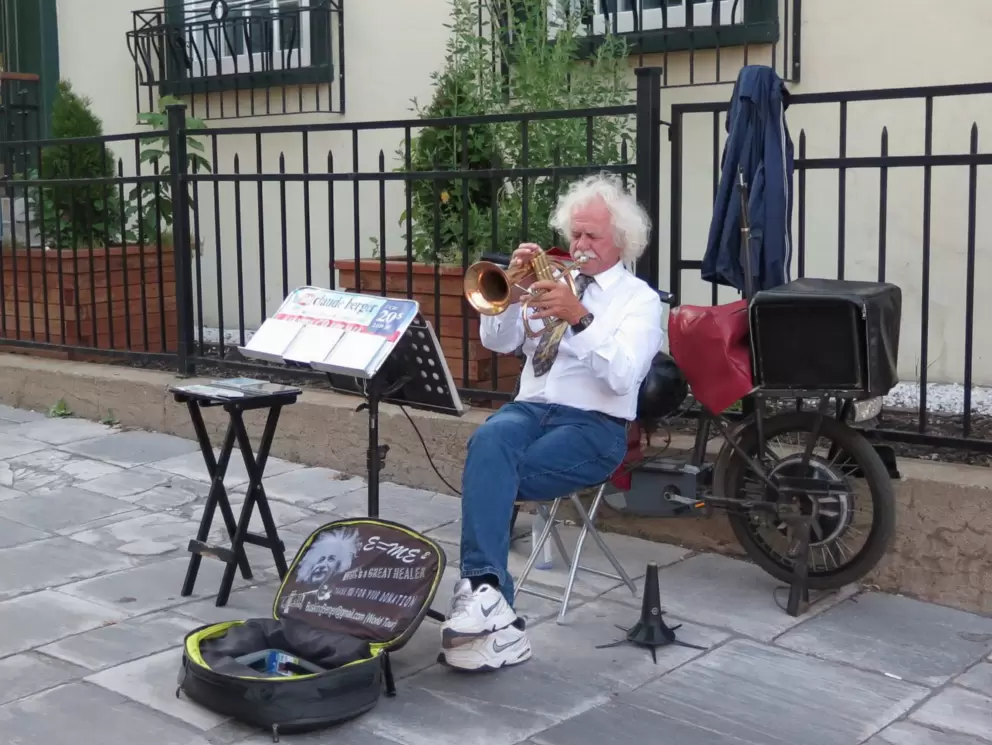 Musician playing like Louis Armstrong! Great music!