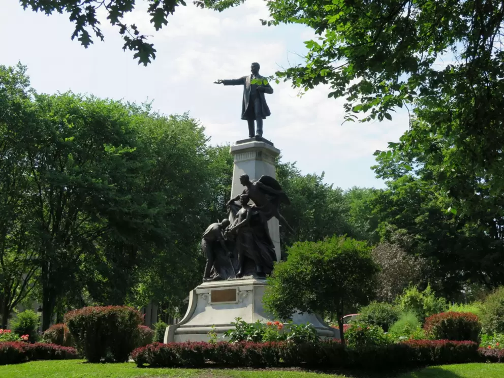 Monument Honore Mercier, in front of Parliament.